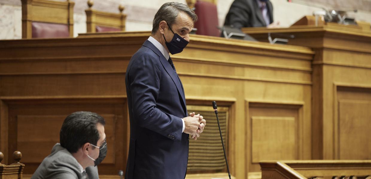 Κυριάκος Μητσοτάκης και Θάνος Πλεύρης στη Βουλή