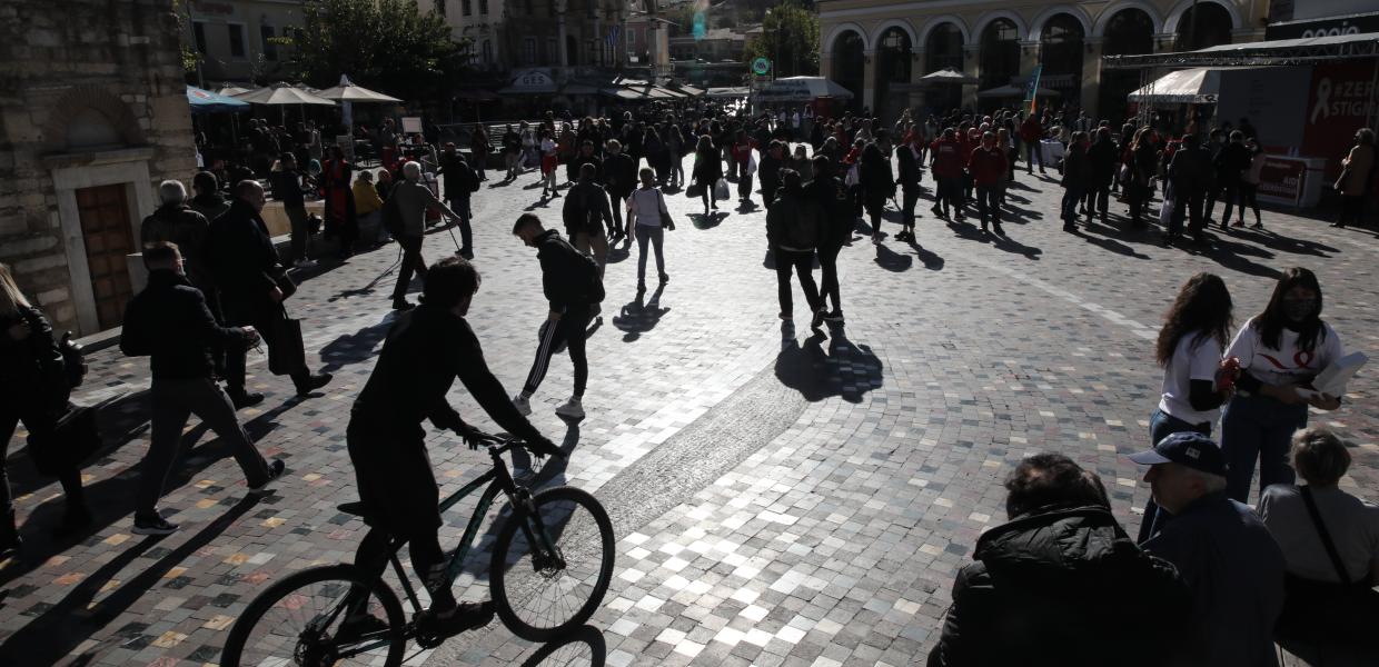 Κόσμος στο Μοναστηράκι