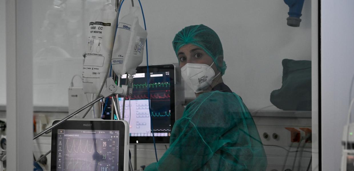Νοσηλεύτρια στη ΜΕΘ του νοσοκομείου Σωτηρία
