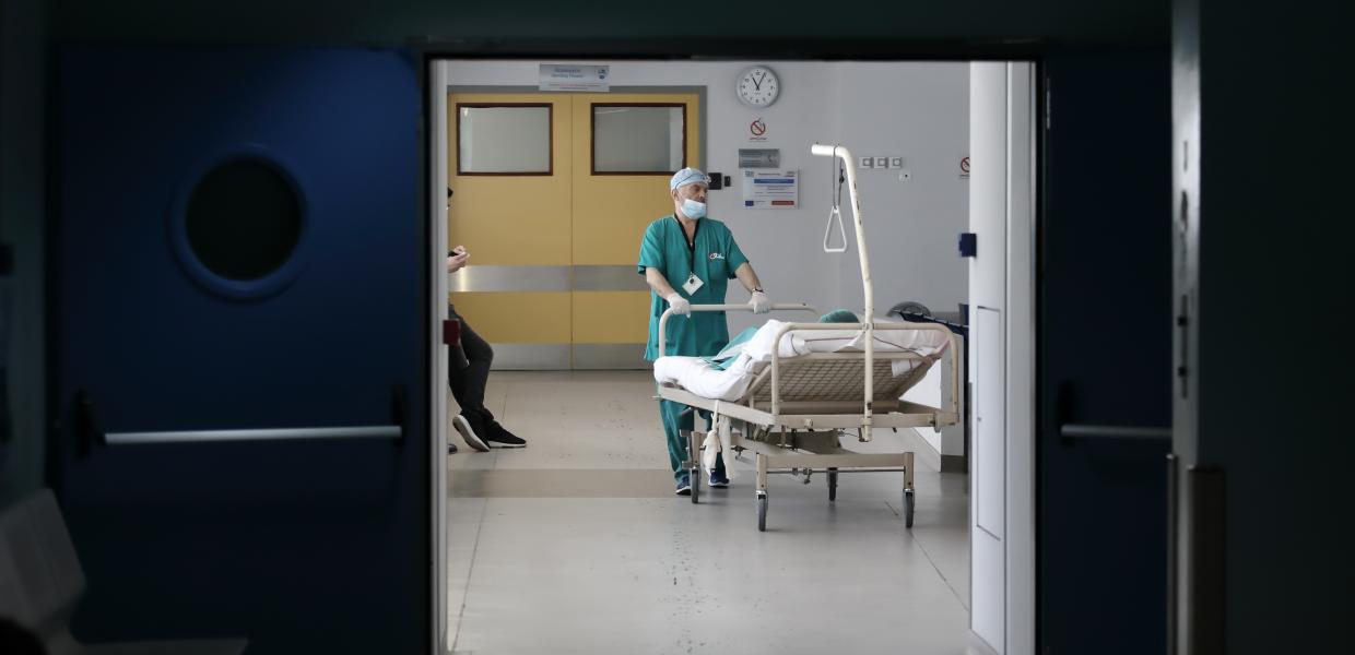Τραυματιοφορέας στο νοσοκομείο Ευαγγελισμός