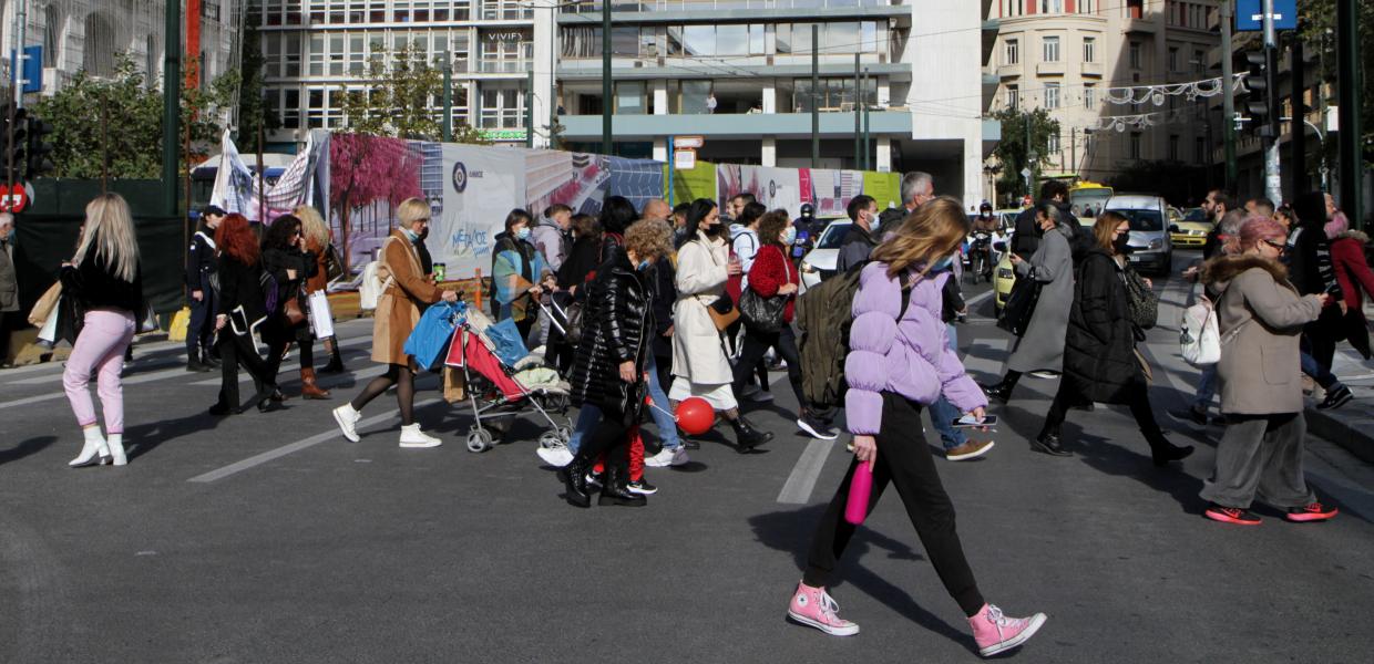Κόσμος περπατά στην πλατεία Συντάγματος