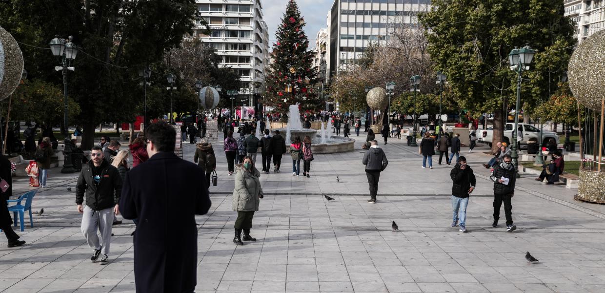 Κόσμος στην πλατεία Συντάγματος