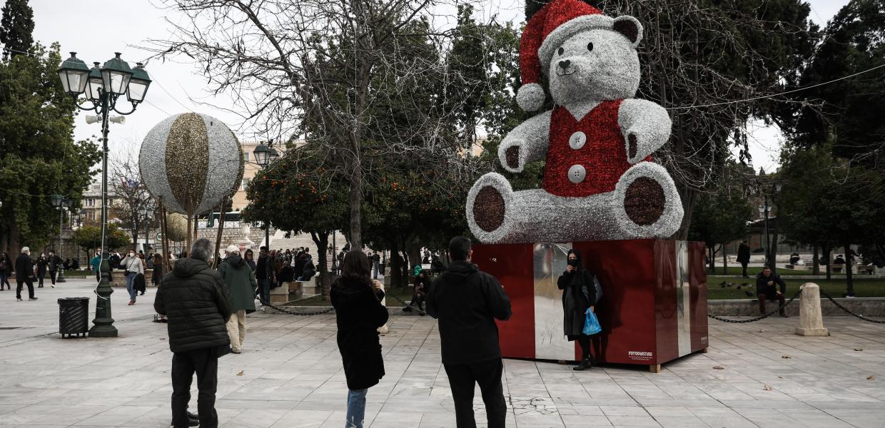 Κόσμος στο Σύνταγμα τα Χριστούγεννα