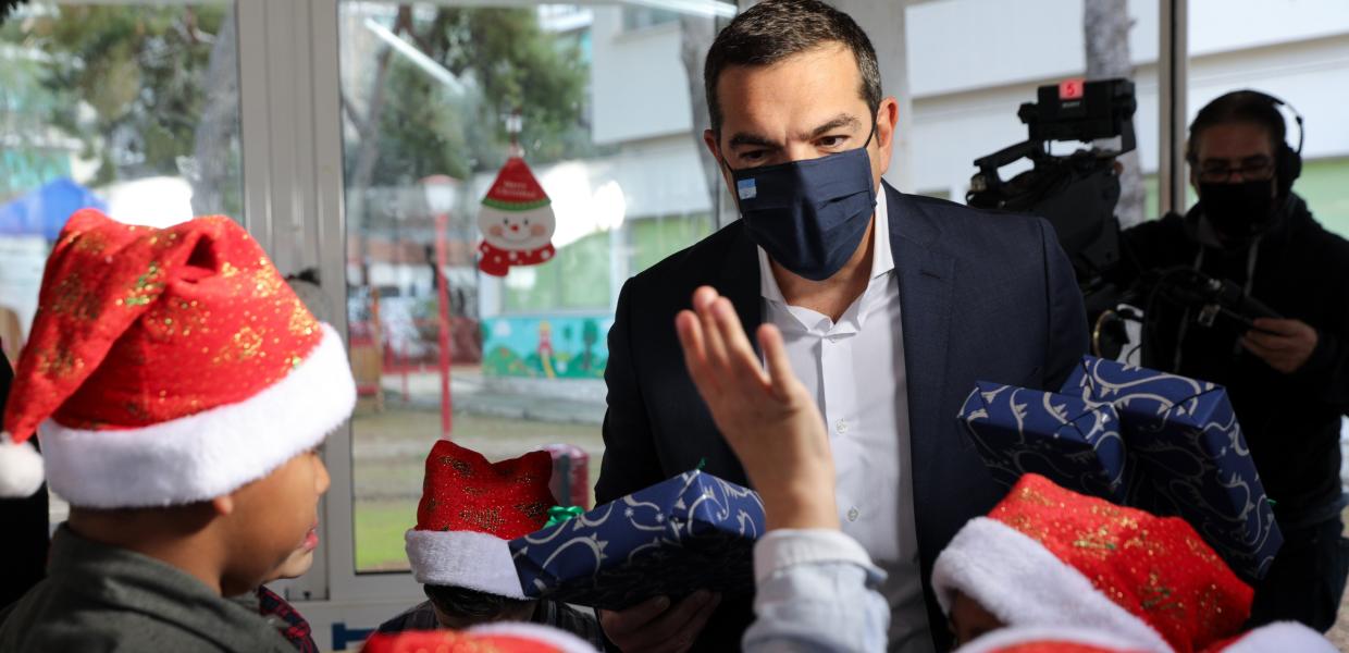 Ο Αλέξης Τσίπρας ακούει τα κάλαντα