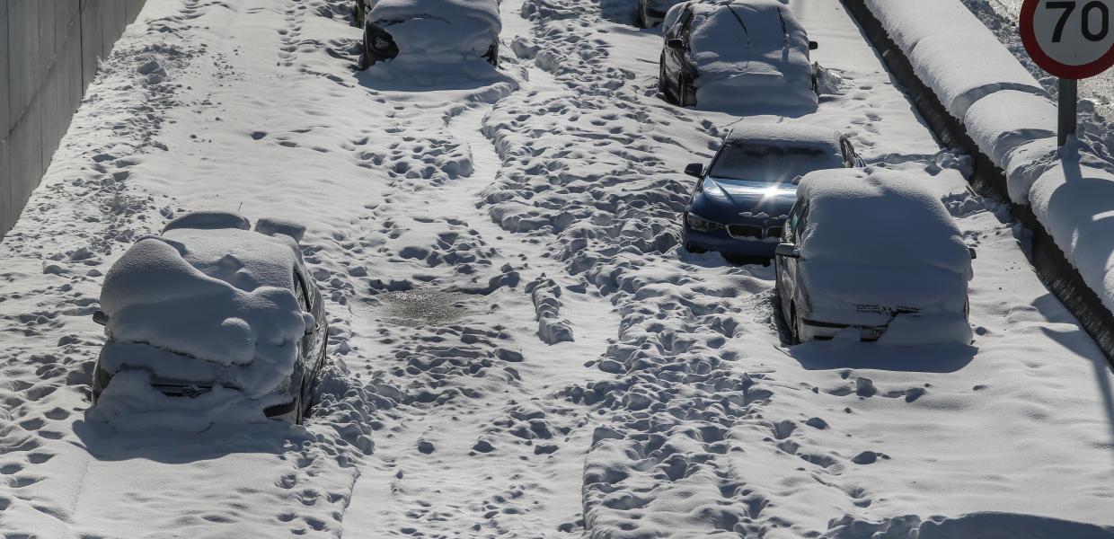 Αυτοκίνητα εγκλωβισμένα από τα χιόνια στην Αττική Οδό.