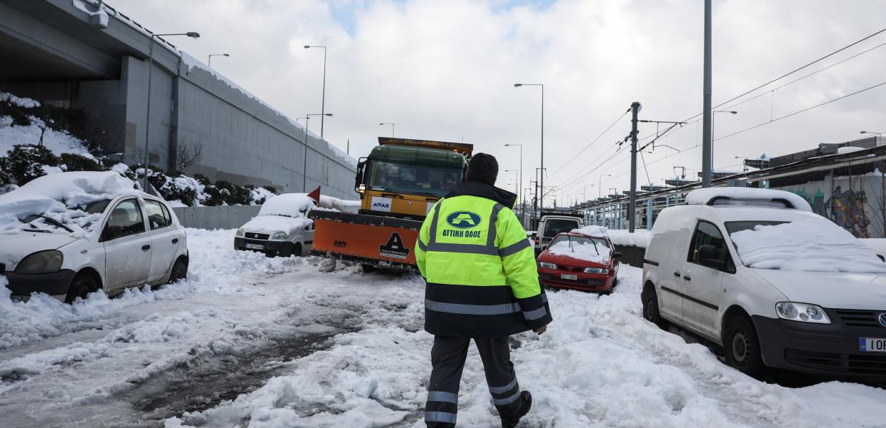 Οχήματα παραμένουν εγκλωβισμένα στην Αττική Οδό εξαιτίας της χιονοθύελλας.