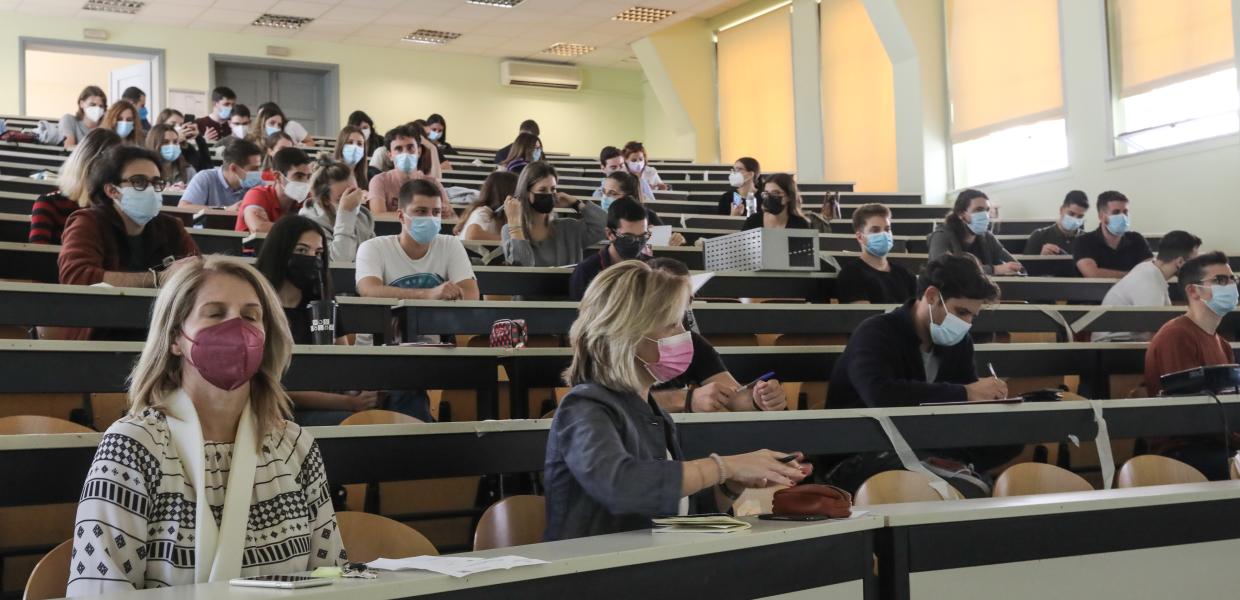 Αμφιθέατρο ΑΕΙ πανεπιστήμιο μάσκα