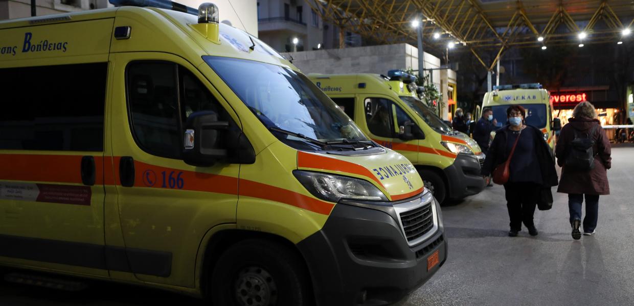 Ασθενοφόρα έξω από νοσοκομείο