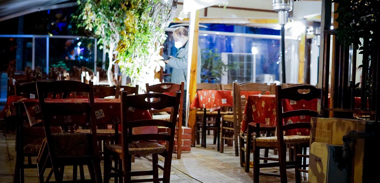 Καρέκλες σε κατάστημα στην εστίαση
