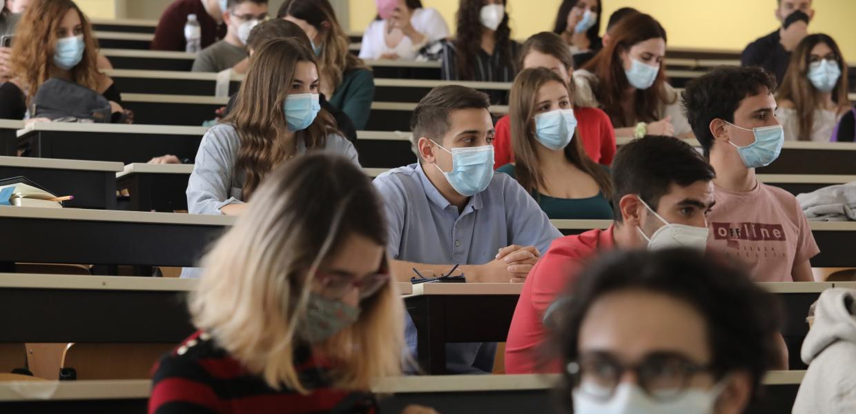 Πανεπιστήμια Φοιτητές Αμφιθέατρο Μάσκες