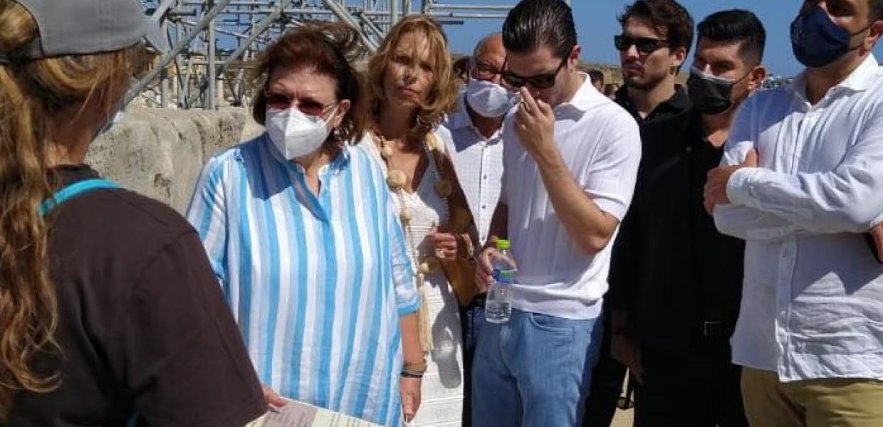 Η Λίνα Μενδώνη και η οικογένεια Λεβέντη
