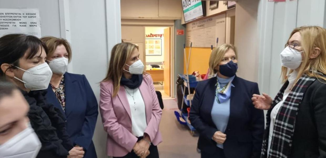 Η Μίνα Γκάγκα στο νοσοκομείο Παίδων Πεντέλης