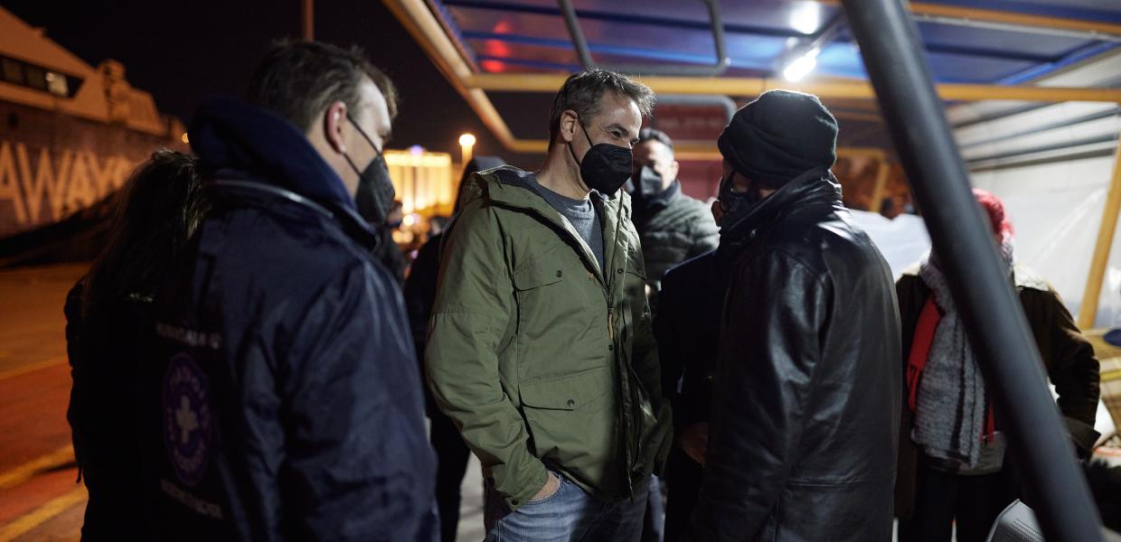 Ο Κυριάκος Μητσοτάκης με άστεγους στον Πειραιά