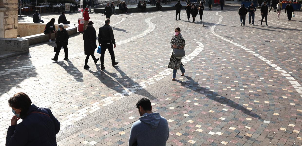 Κόσμος στο Μοναστηράκι