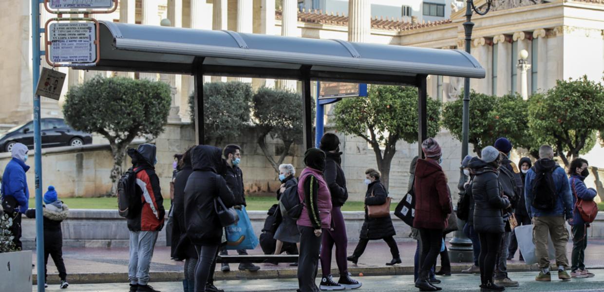 Κόσμος σε στάση λεωφορείου