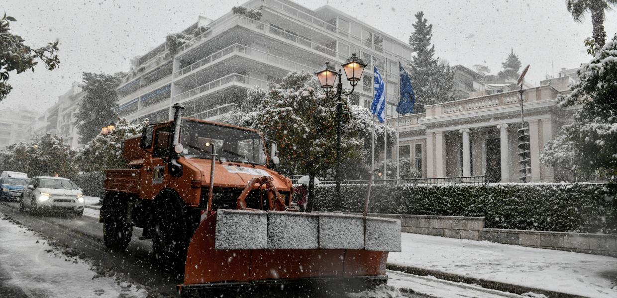 Χιόνια έξω από το Μέγαρο Μαξίμου