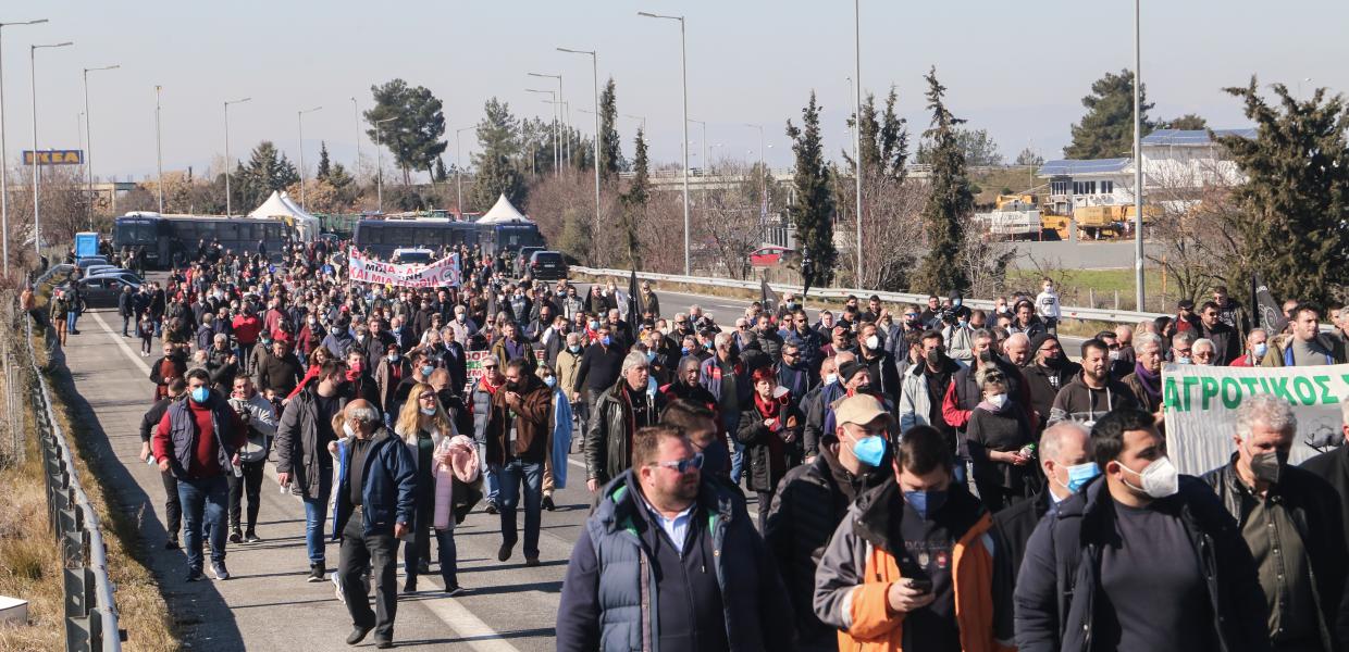 Συμβολικός αποκλεισμός της εθνικής οδού από αγρότες που έχουν συγκεντρωθεί στον κόμβο της Νίκαιας στη Λάρισα, 6 Φεβρουαρίου 2022.