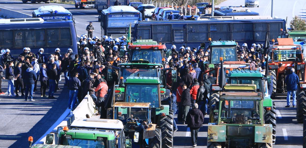 Αγρότες με τρακτέρ στη Νίκαια