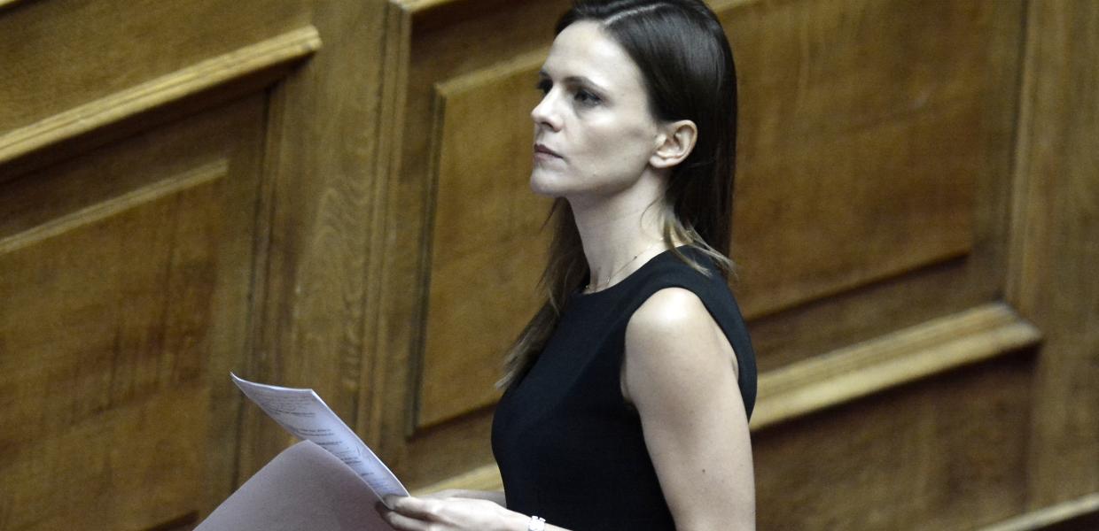 Η Έφη Αχτσιόγλου στη Βουλή