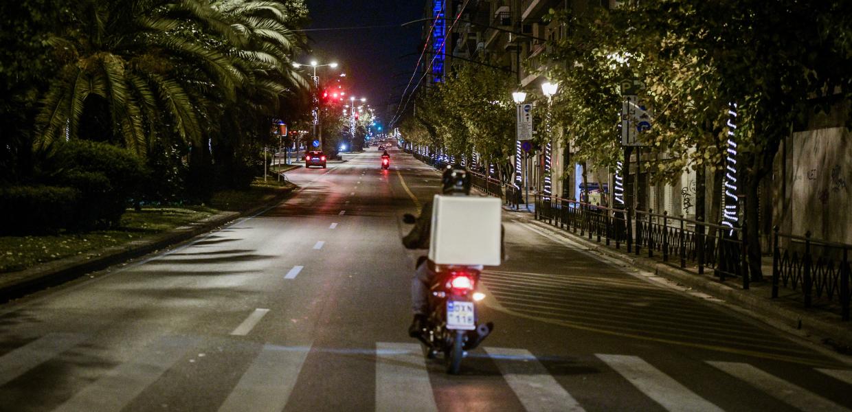 διανομέας delivery μηχανάκι δρόμος