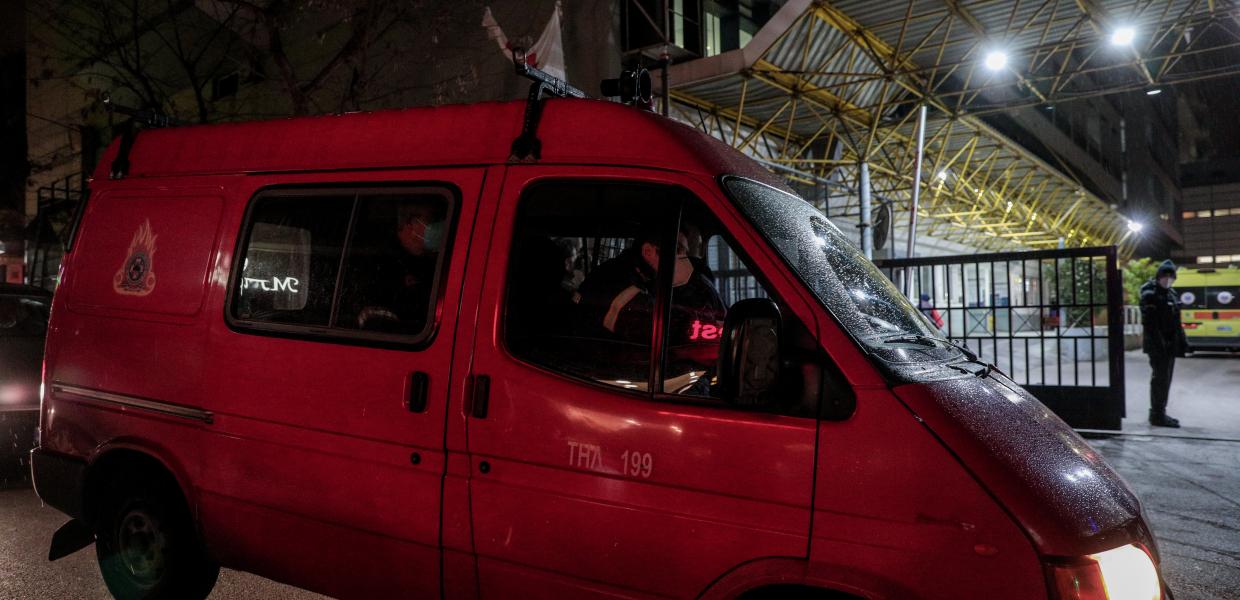 Ασθενοφόρο του ΕΚΑΒ έξω από το νοσοκομείο Ευαγγελισμός