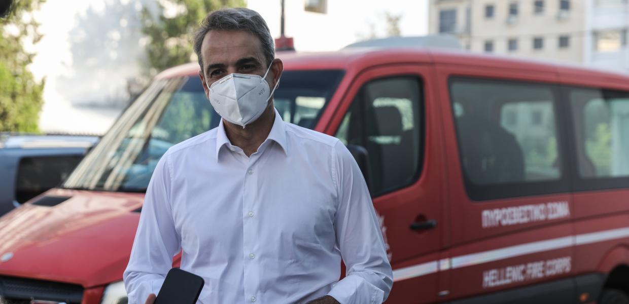 Ο Κυριάκος Μητσοτάκης στο κέντρο επιχειρήσεων της Πυροσβεστικής
