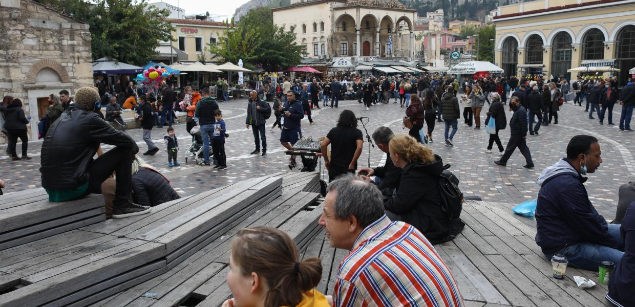 Κόσμος στο Μοναστηράκι