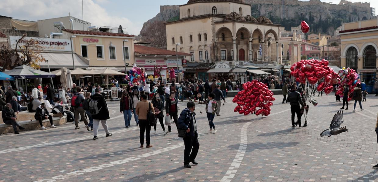 Κόσμος στο Μοναστηράκι