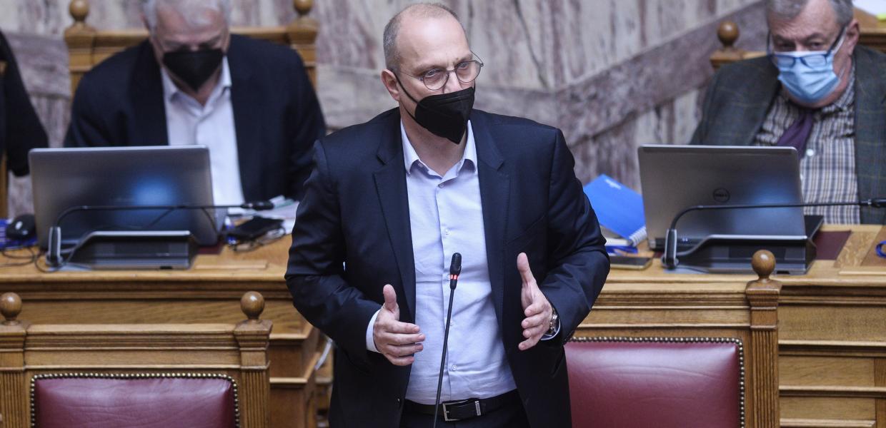 Ο Γιάννης Οικονόμου στη Βουλή