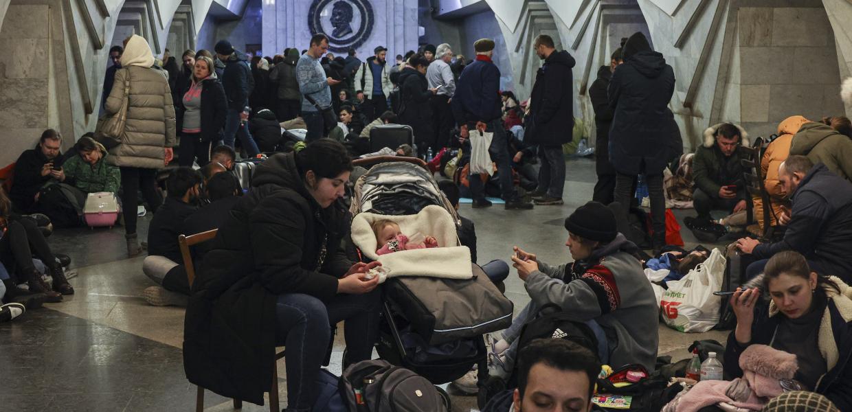 Ουκρανοί πολίτες σε μετρό