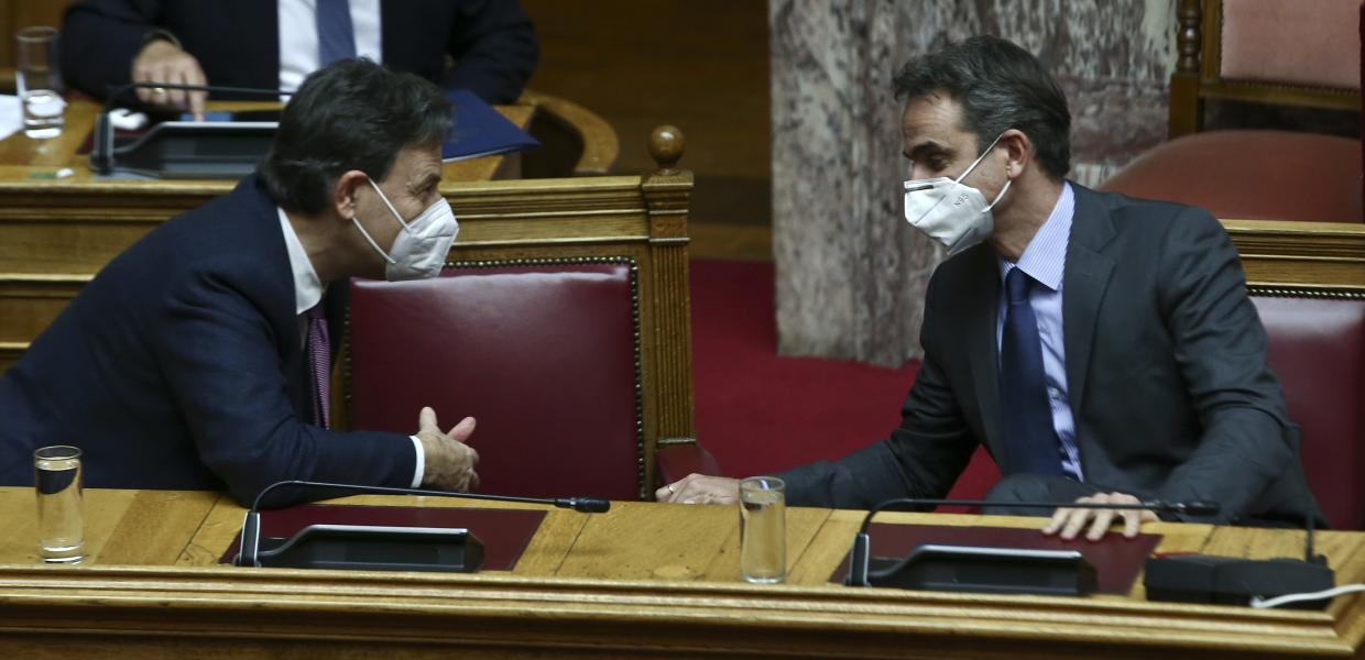 Θεόδωρος Σκυλακάκης και Κυριάκος Μητσοτάκης στη Βουλή
