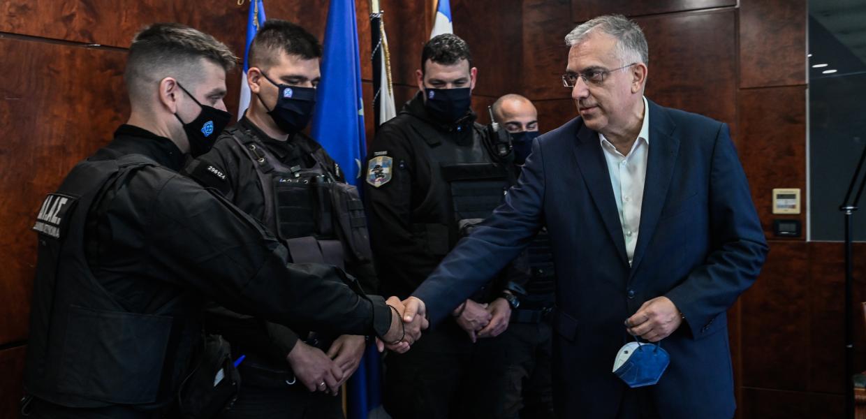 Ο Τάκης Θεοδωρικάκος με αστυνομικούς