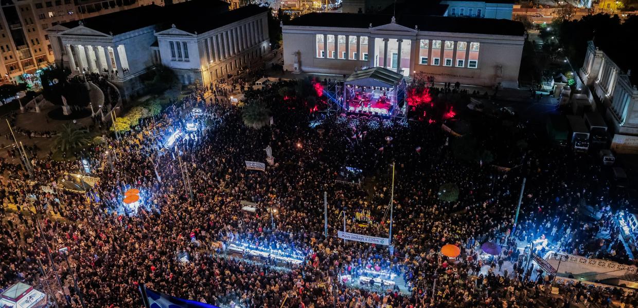 Πλήθος κόσμου στη Συναυλία Ειρήνης στα Προπύλαια που διοργάνωσε η «Αλληλεγγύη για Όλους» κατά του πολέμου στην Ουκρανία, 29 Μαρτίου2022.