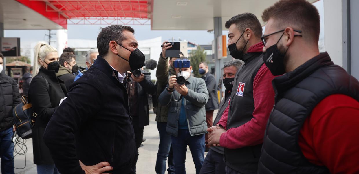 Ο Αλέξης Τσίπρας σε βενζινάδικο