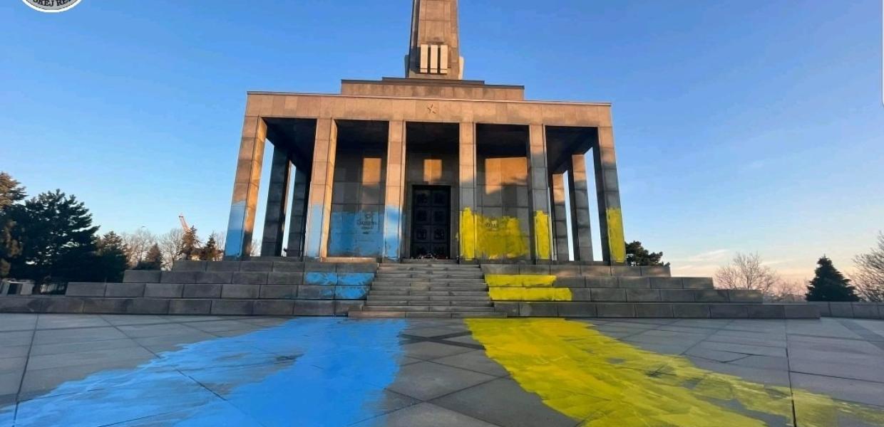 Μπρατισλάβα μνημειο σοβιετικών πεσόντων ουκρανική σημαία