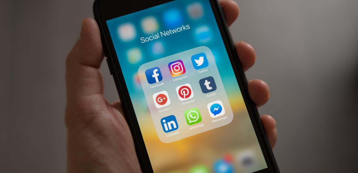 Κινητό με Facebook, Twitter, Instagram