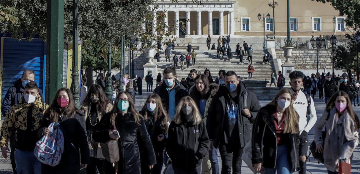 Κόσμος με μάσκα στο Σύνταγμα