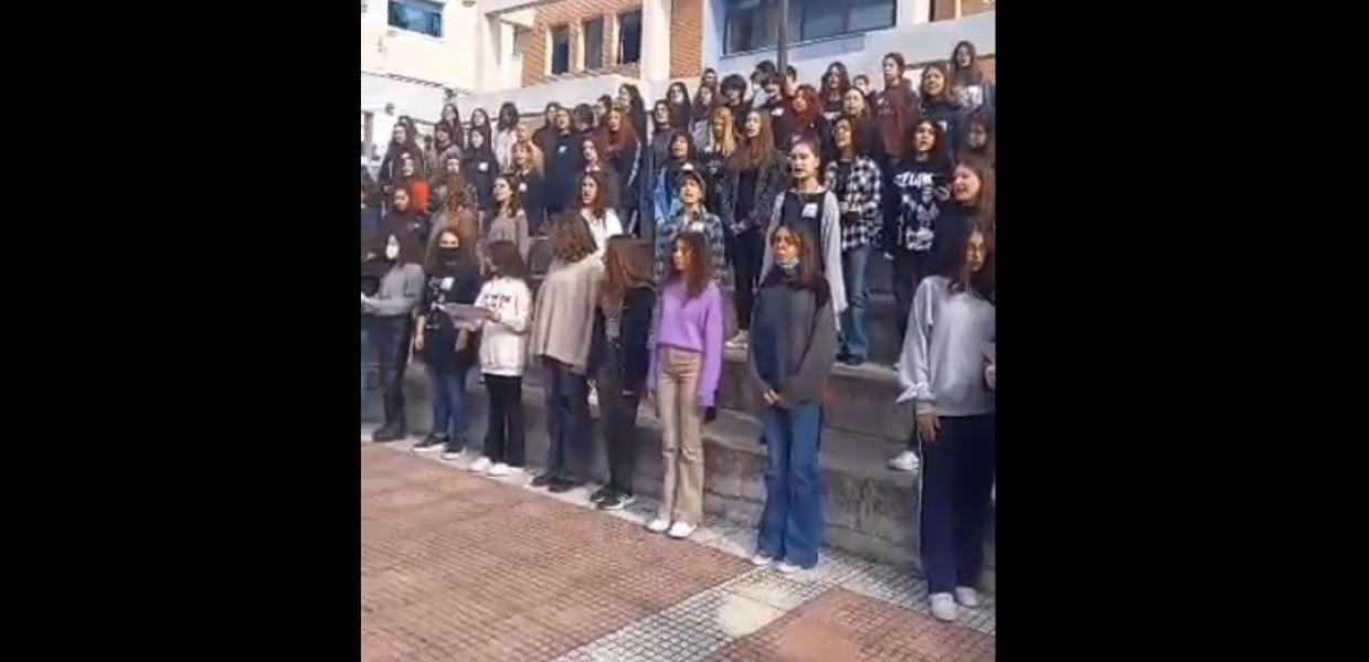 Μαθητές στο Ίλιον τραγουδούν