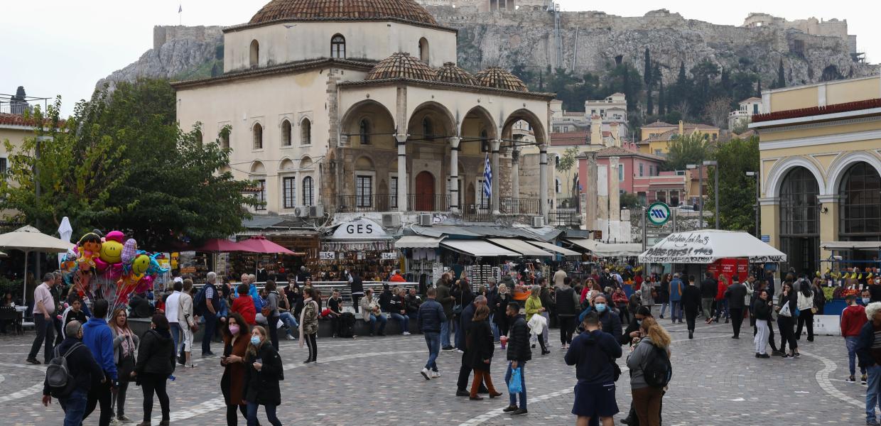 Κόσμος στο Μοναστηράκι