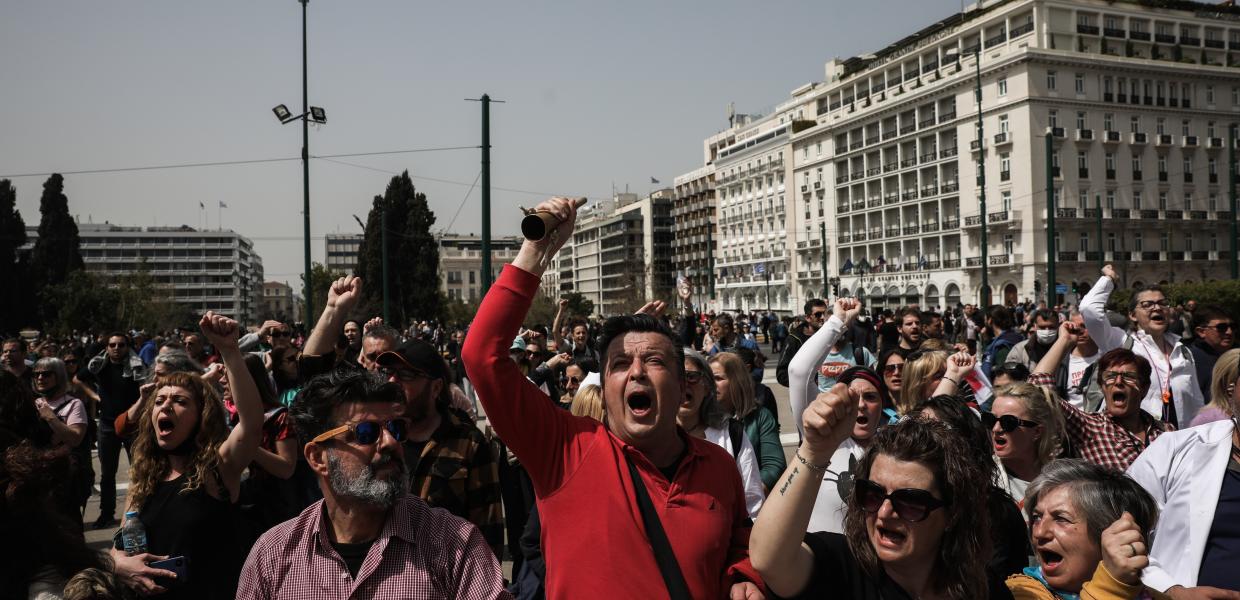 Εργαζόμενοι έξω από τη Βουλή στο πλαίσιο της 24ωρης πανελλαδικής απεργίας της ΓΣΕΕ και της ΑΔΕΔΥ, 6 Απριλίου 2022. 