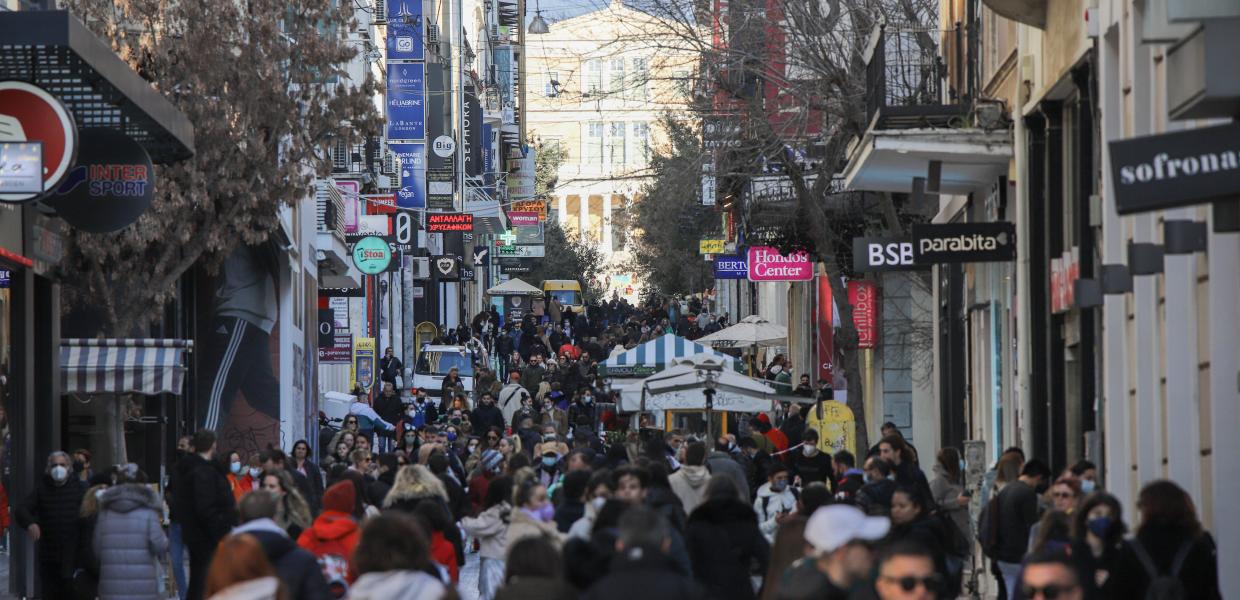 Κόσμος στον πεζόδρομο της Ερμού την Αθήνα, 3 Μαρτίου 2022.