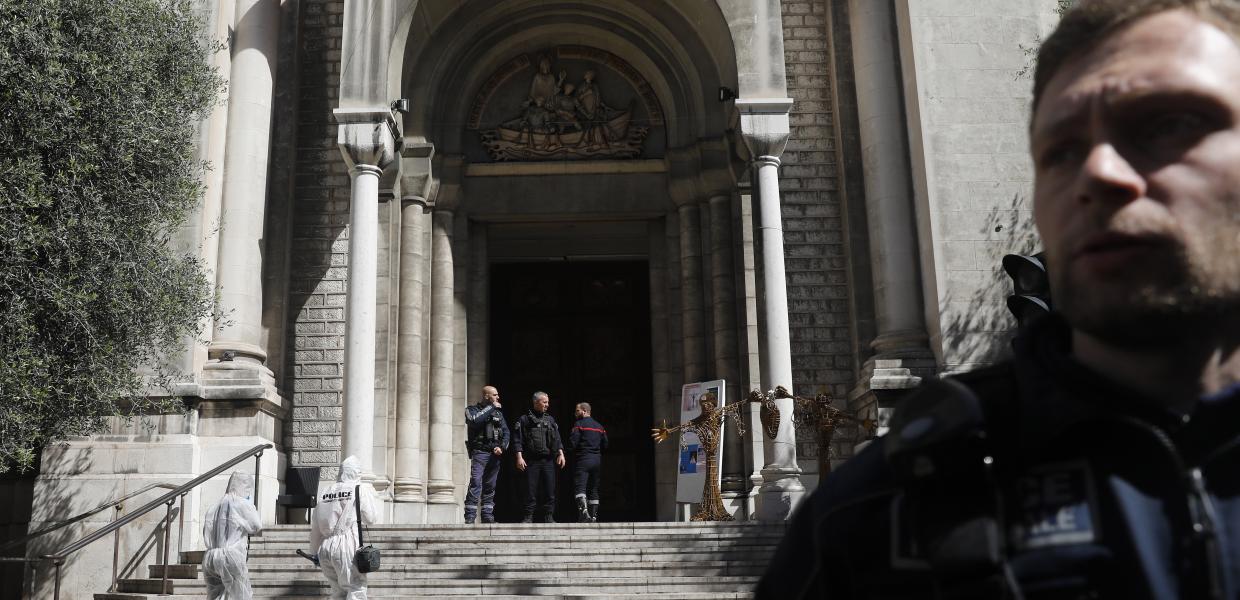 ΕΠΙΘΕΣΗ ΜΕ ΜΑΧΑΙΡΙ ΣΕ ΙΕΡΕΑ ΓΑΛΛΙΑ