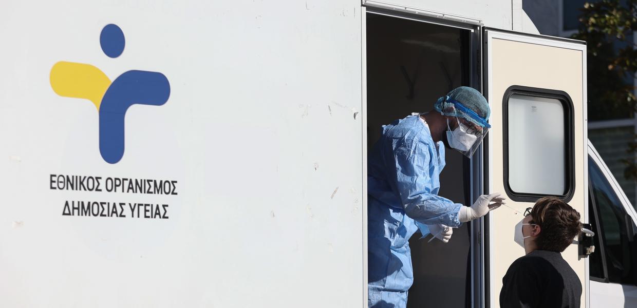 Κλιμάκιο του ΕΟΔΥ διενεργεί rapid test