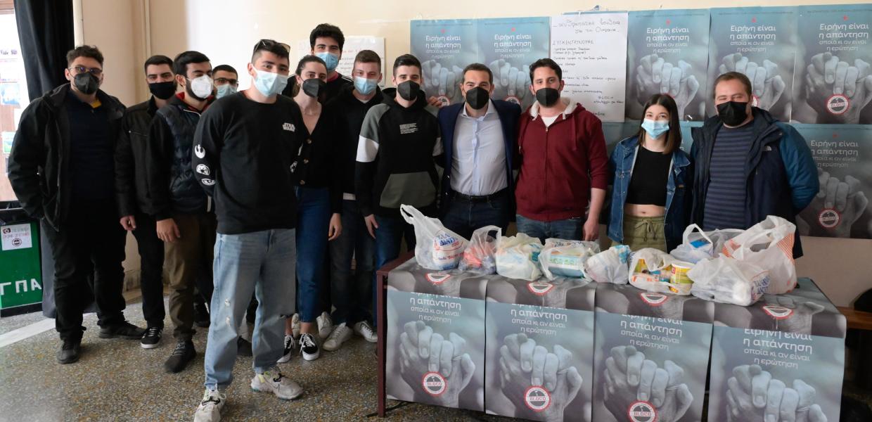 Ο Αλέξης Τσίπρας με μέλη της Νεολαίας ΣΥΡΙΖΑ