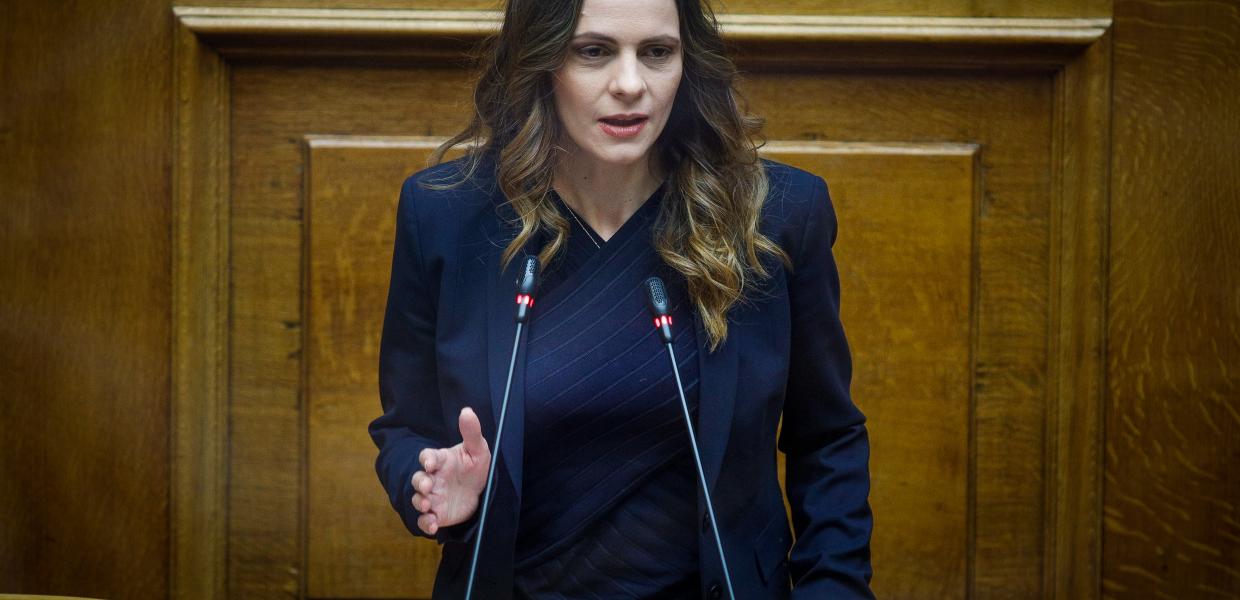 Η Έφη Αχτσιόγλου στη Βουλή, Φεβρουάριος 2022.