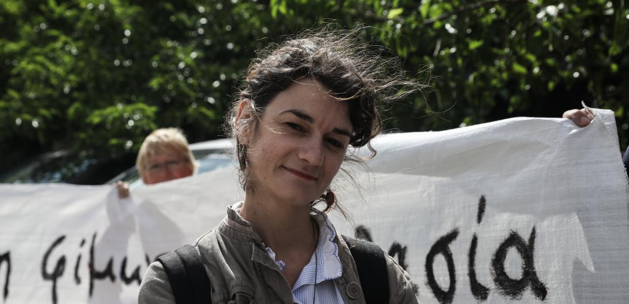 Η δημοσιογράφος Σταυρούλα Πουλημένη έξω από τα δικαστήρια, 19 Μαΐου 2022. 