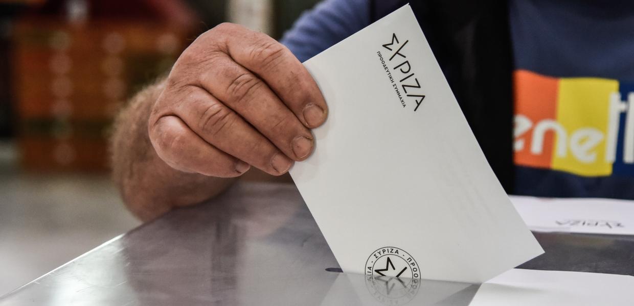  Μέλος του ΣΥΡΙΖΑ – ΠΣ ρίχνει τον φάκελο με τα ψηφοδέλτια για την ανάδειξη προέδρου και νέας Κεντρικής Επιτροπής, 16 Μαΐου 2022.