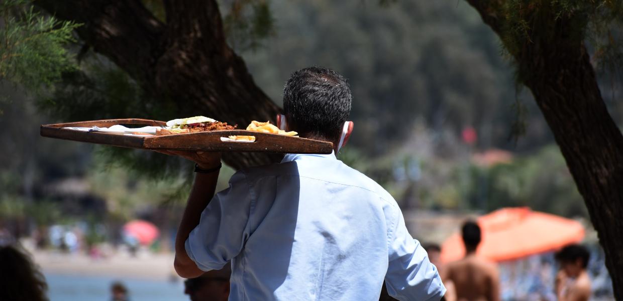 Σερβιτόρος σε ταβέρνα στο Ναύπλιο.