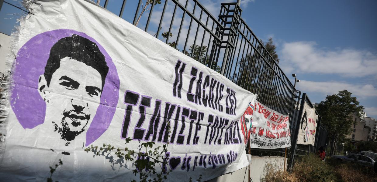 Πανό έξω από τα δικαστήρια την ημέρα της απόφασης για τη δολοφονία του Ζακ Κωστόπουλου, 3 Μαΐου 2022.