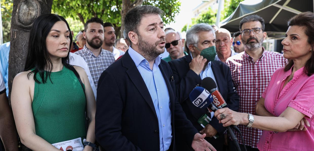 Ο Νίκος Ανδρουλάκης κάνει δηλώσεις στο Περιστέρι